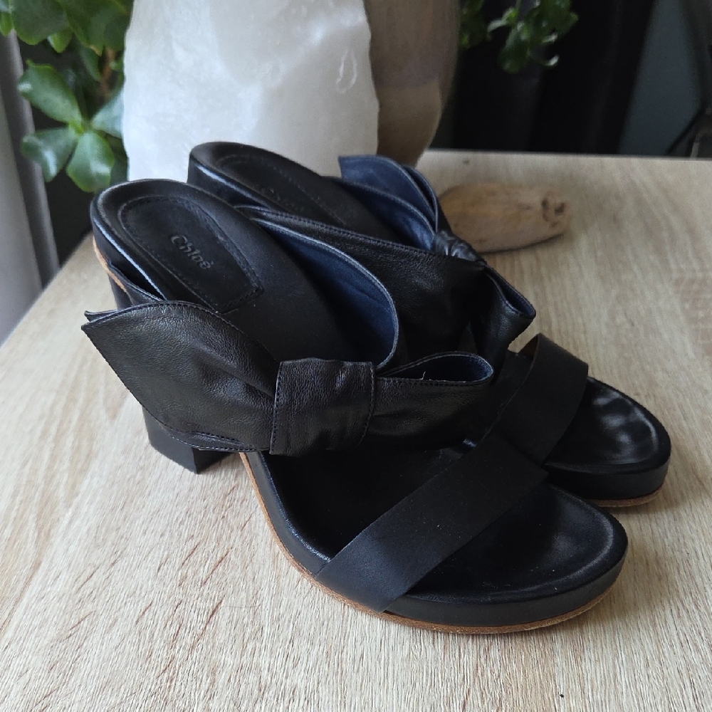Chloe Leather Fod Flower Block Heel Sandals